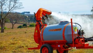 tanque pulverizador: tanque pulverizador em um campo