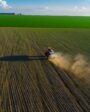 Máquina em uma plantação agrícola