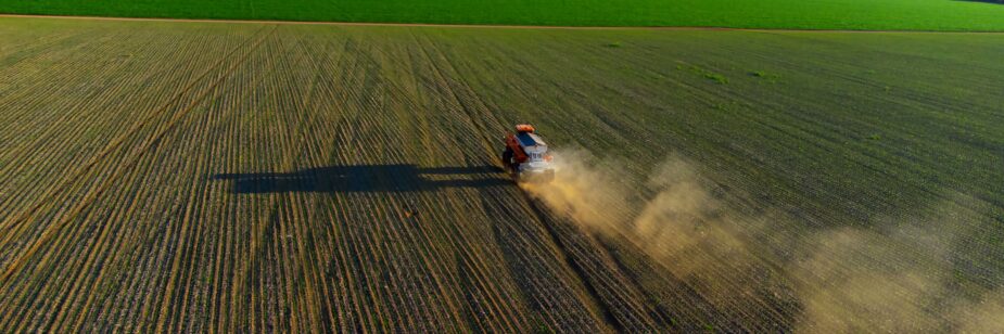 Máquina em uma plantação agrícola