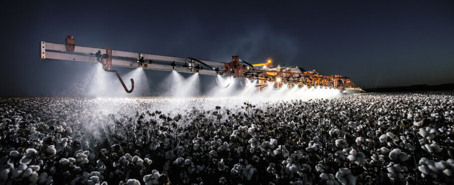 Uniport 2530 pulverizando a noite em uma plantação de algodão.