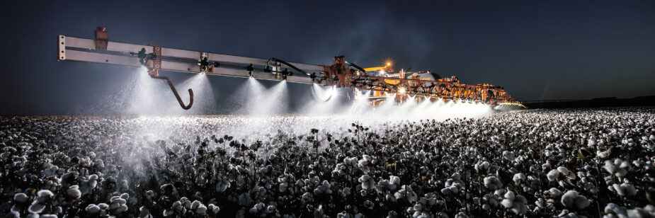 Uniport 2530 pulverizando a noite em uma plantação de algodão.
